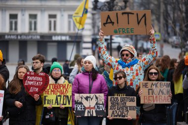 Ukraynalı aktivistler, 16 Mart 2022 'de Rusya' nın Mariupol Tiyatrosu 'nu bombalamasının yıldönümüne adanmış pankartlarla gösteri yapıyorlar. Kyiv - 17 Mart 2024