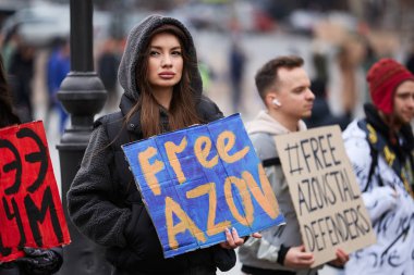 17 Mart 2024 'te Kyiv' de düzenlenen halk gösterisinde Ukraynalı genç bir kadın 