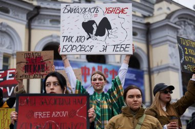 2022 baharından beri Rus hapishanelerinde kalan Mariupol 'ün yakalanan savunucularına adanmış pankartlarla poz veren Ukraynalı aktivistler. Kyiv - 17 Mart 2024