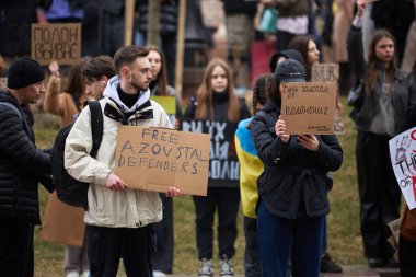 Genç Ukraynalı bir adam Mariupol 'ün yakalanan savunucularının serbest bırakılması için düzenlenen mitingde 