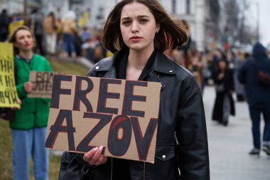 Ukraynalı kız, Mariupol 'ün yakalanan savunucularına adanmış bir halk gösterisinde 