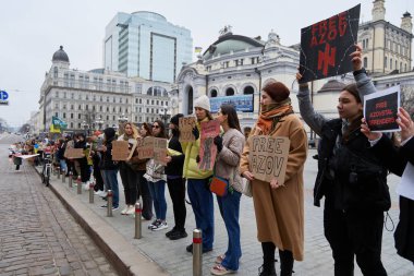 Rus işgalini protesto eden Ukraynalılar yakalanan tüm asker ve sivillerin derhal serbest bırakılmasını talep ediyorlar. Kyiv - 17 Mart 2024