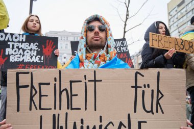 Bir gösteride Ukraynalı aktivist 