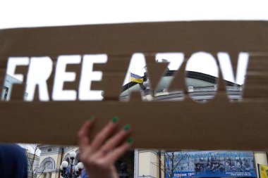 Ukrayna bayrağı direğin üzerinde 