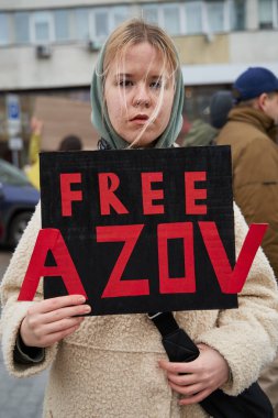 Savaş esirlerinin serbest bırakılması için düzenlenen mitingde Ukraynalı genç bir kız 
