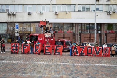 Ukraynalı aktivistler Azovstal 'in savunucuları Mariupol' ün hapsedilmiş garnizonuna adanmış bir halk gösterisinde 