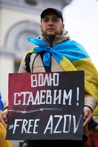 Patriote Ukrainien Posant Avec Signe Liberté Peuple Acier Libère Azov — Photo
