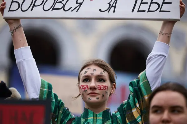 Ung Ukrainsk Flicka Bär Makeup Med Skrivandet Free Azov Ansiktet — Stockfoto