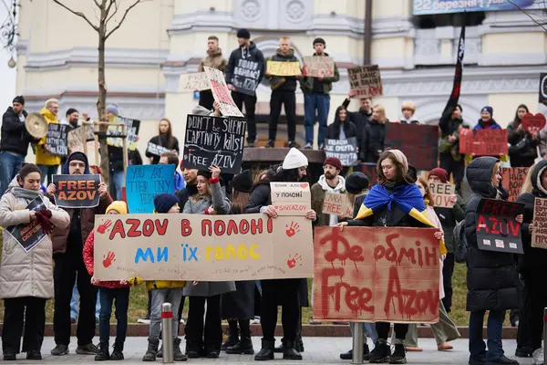 ウクライナの活動家の大規模なグループは ロシア捕虜に対する平和的な抗議に Azov Captivity Free Azov の旗を掲げている キエフ 2024年3月17日 — ストック写真