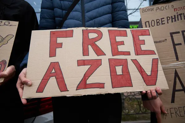 活動家は平和的な抗議に フリー アゾフ というサインを掲げている キエフ 2024年3月17日 — ストック写真
