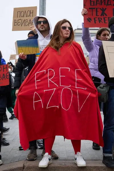 ウクライナ人女性は公の抗議で フリー アゾフ と書いた手作りの衣装を着ている キエフ 2024年3月17日 — ストック写真