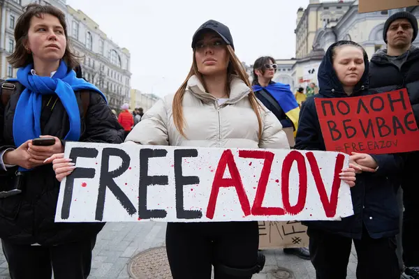 Ουκρανή Που Ποζάρει Ένα Πανό Free Azov Μια Ειρηνική Διαδήλωση — Φωτογραφία Αρχείου