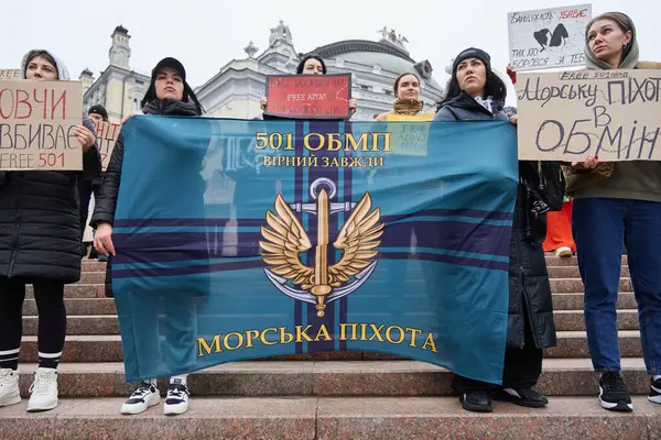 Ukrainska Kvinnor Har Flagga Från 501 Marinkårsbataljonen Försvarare Mariupol Som — Stockfoto