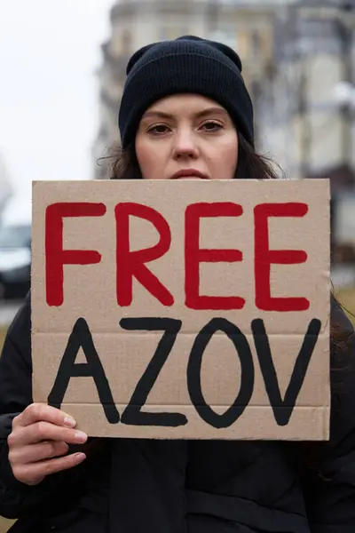 Ουκρανός Κατέχει Ένα Πανό Free Azov Ένα Δημόσιο Συλλαλητήριο Αφιερωμένο — Φωτογραφία Αρχείου