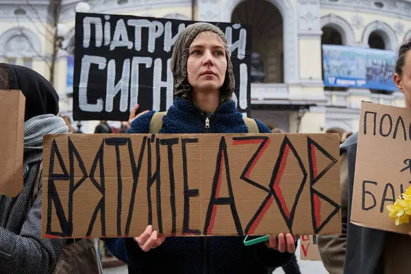 Украинка Требует Освобождения Захваченных Защитников Мариуполя Знаменем Спаси Азова Публичной — стоковое фото