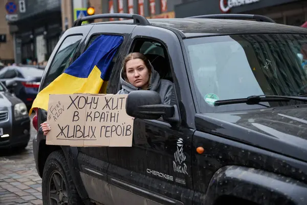 Ukraynalı Vatansever Hareket Halindeki Bir Arabanın Camında Yaşayan Kahramanlar Ülkesi — Stok fotoğraf