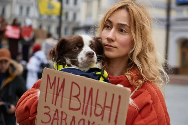 Молодая Украинка Держит Собаку Баннер Свободны Публичной Демонстрации Киев Марта — стоковое фото