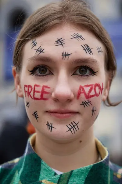 그녀의 얼굴에 Free Azov를 소녀의 초상화 우크라이나어 활동가 마리우폴의 수비수에 — 스톡 사진