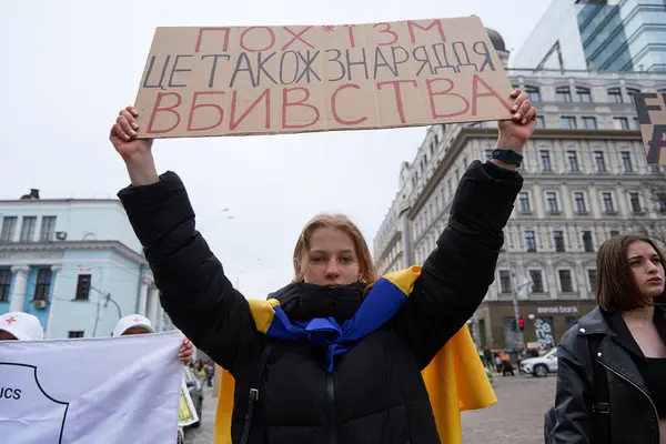 Ukrainisches Mädchen Mit Einem Banner Free Asov Auf Einer Demonstration — Stockfoto