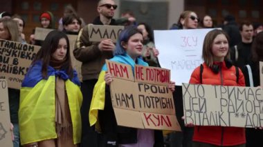 Genç Ukraynalı aktivist askeri harcamaları artırma amaçlı bir gösteride 