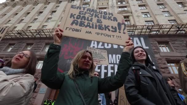 Ukrainischer Aktivist Hält Ein Transparent Hoch Wann Geht Das Korruptionsbataillon — Stockvideo