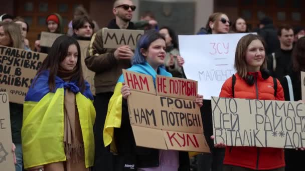 Young Ukrainian Activist Holds Banners Don Need Money Need Bullets — Stock Video