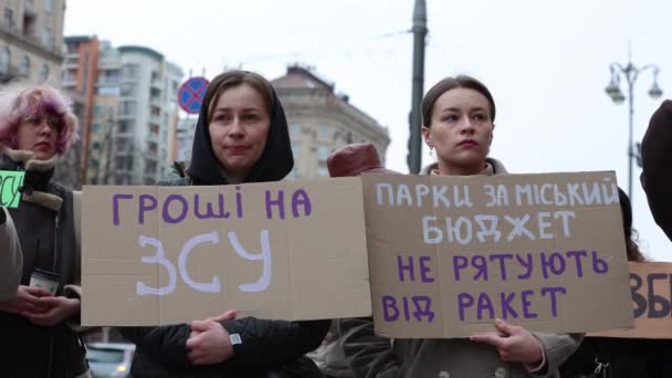 ウクライナの若い女性は 汚職に反対する一般集会で マネー アーミー ニュー パークスはロケットから守れない とポーズした キエフ 2024 — ストック動画