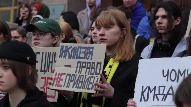 ウクライナの活動家は 公共の集会で 包摂は正しい 特権ではない という旗を掲げている キエフ 2024 — ストック動画