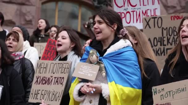 Vidám Ukrán Lány Visel Nemzeti Zászló Tapsoló Kezét Kántálja Ukrajna — Stock videók