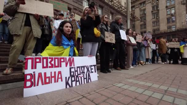 Des Militants Ukrainiens Crient Applaudissent Lors Rassemblement Contre Corruption Kiev — Video