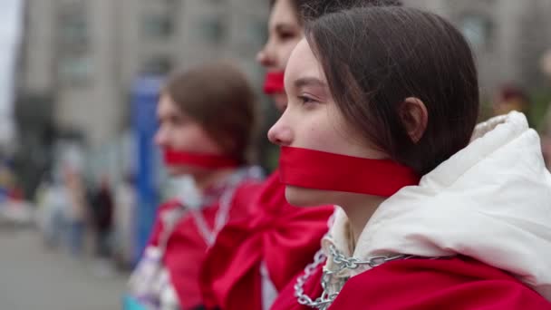 포로로 우크라이나 군인에 전념하는 시위에서 공연을 준비하는 키예프 2024 — 비디오
