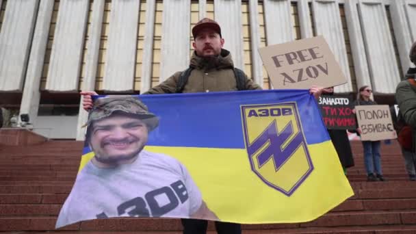 Azov Tugayı Bayrağı 2022 Den Beri Rus Hapishanesinde Olan Arkadaşının — Stok video