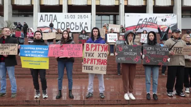 Ukránok Szabad Azov Felirattal Pózolnak Egy Békés Tüntetésen Hadifoglyok Szabadon — Stock videók