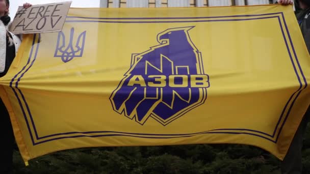 Los Ucranianos Sostienen Bandera Brigada Azov Defensores Mariupol Manifestación Pública — Vídeos de Stock