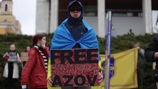 愛国的なウクライナの少年がデモンストレーションで フリーアゾフ という看板を掲げた キエフ 2024 — ストック動画