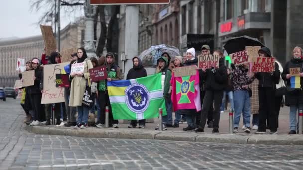 Oekraïners Demonstreren Met Spandoeken Free Azov Vlaggen Van Brigades Van — Stockvideo