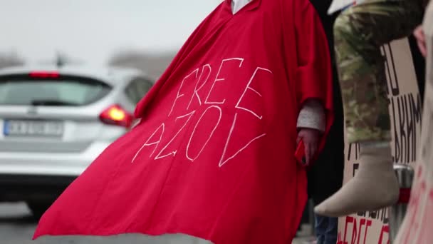 Person Roten Anzug Mit Der Aufschrift Freies Asow Bei Einer — Stockvideo