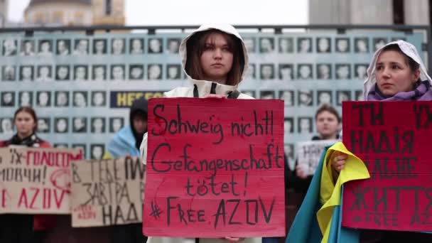 Ukrainsk Aktivist Håller Fanan Schweig Nicht Gefangenschaft Totet Fri Azovsk — Stockvideo