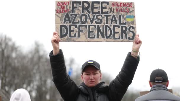 Militant Ukrainien Posant Avec Une Bannière Défenseurs Azovstaux Libres Lors — Video