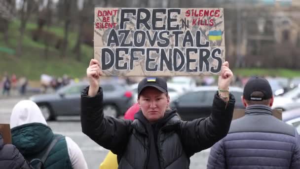Українська Жінка Показує Знак Вільні Захисники Азовсталу Публічній Демонстрації Київ — стокове відео