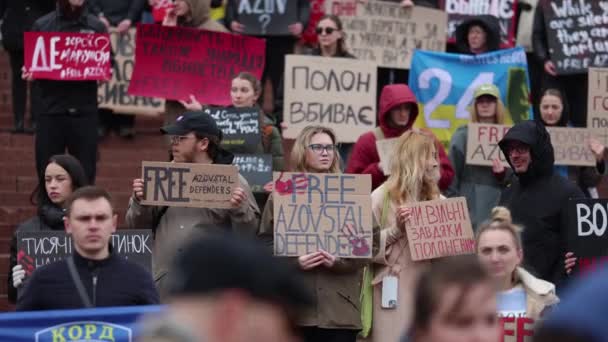 Velká Skupina Ukrajinských Aktivistů Pózujících Transparenty Free Azov Captivity Kills — Stock video
