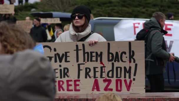 Activista Ucraniano Sostiene Una Pancarta Devuélveles Libertad Free Azov Una — Vídeos de Stock