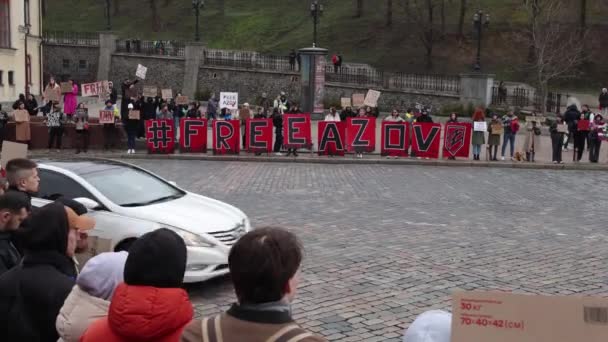 ウクライナの抗議者の大規模なグループは マリポールの投獄された擁護者に捧げられたデモンストレーションの道で フリーアゾフ バナーを保持しています キエフ 2024 — ストック動画