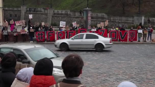 키예프에서 시연하는 우크라이나인 사람들은 러시아 포로에 항의하고 러시아 감옥에서 마리우폴과 — 비디오