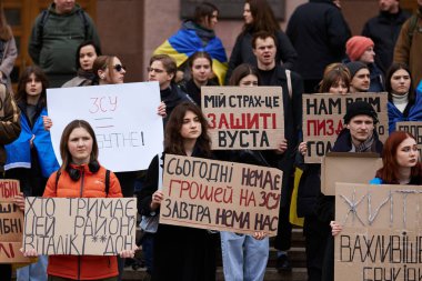 Ukraynalı protestocular askeri harcamaların artması için pankart taşıyorlar. Kyiv - 23 Mart 2024