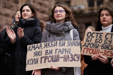 Ukraynalı neşeli göstericiler bir gösteride 