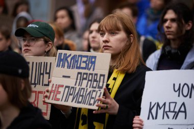 Genç Ukraynalı kadın bir gösteride 