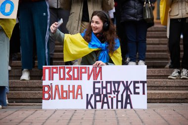 Neşeli Ukraynalı vatansever bir gösteride ulusal bayrak ve 