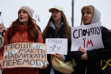 Ukraynalı kadınlar, askeri bütçenin yükseltilmesi ve savunma harcamalarında öncelik verilmesi talebiyle pankart taşıyorlar. Kyiv - 23 Mart 2024
