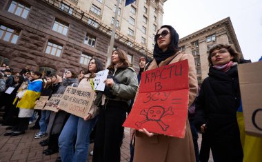 Ukrayna 'nın silahlı kuvvetlerini desteklemek ve savunma bütçesini artırmak için şehir meclisinde gösteri yapan büyük bir grup Ukraynalı. Kyiv - 23 Mart 2024